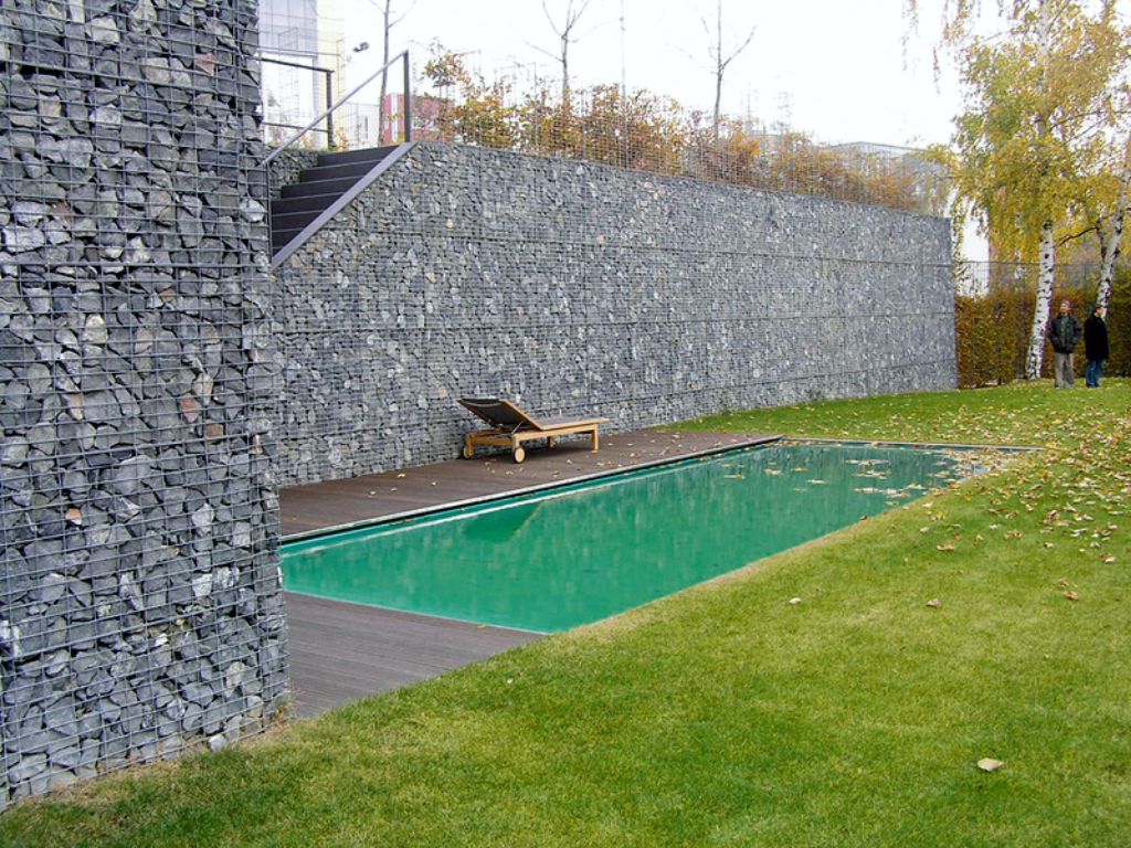 Gabion retaining wall to compensate for the high elevation of the land