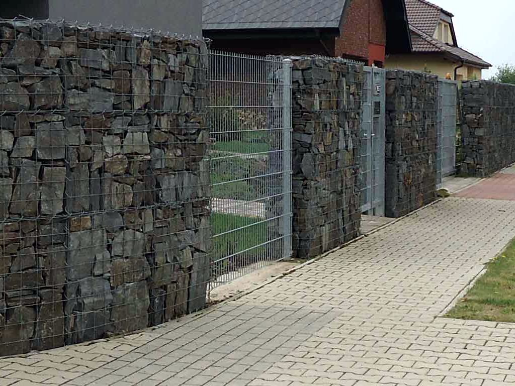 Noise and view fence made of gabion nets