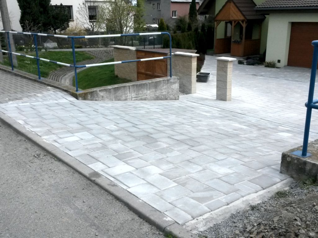 Entrance to the house paving larger format