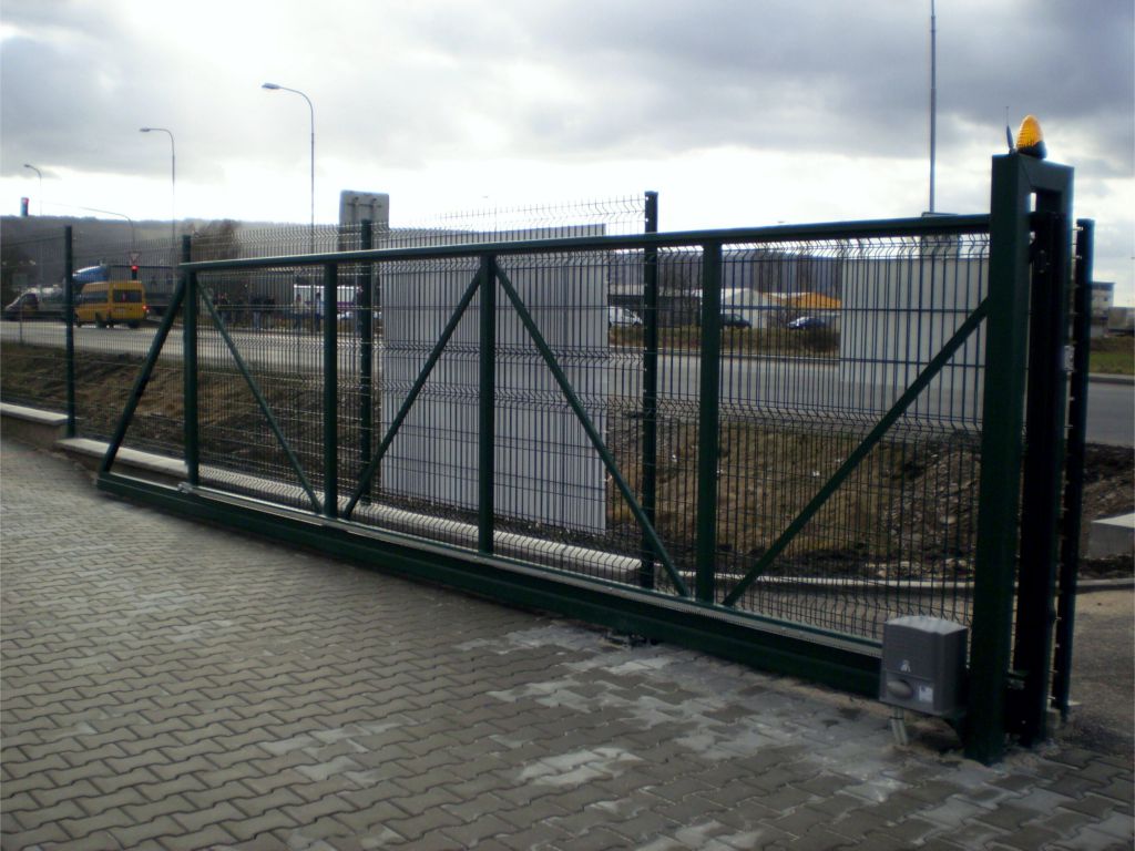Self-supporting entrance gate for automatic drive