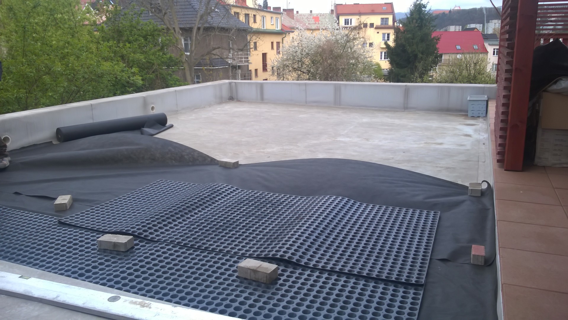 Roof garden with carpeted lawn